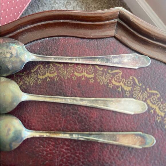 Vtg 1938 Wm Rogers Int’l Silverplate Floral Serving 2 Spoons + 1 Sugar Spoon - Picture 2 of 2